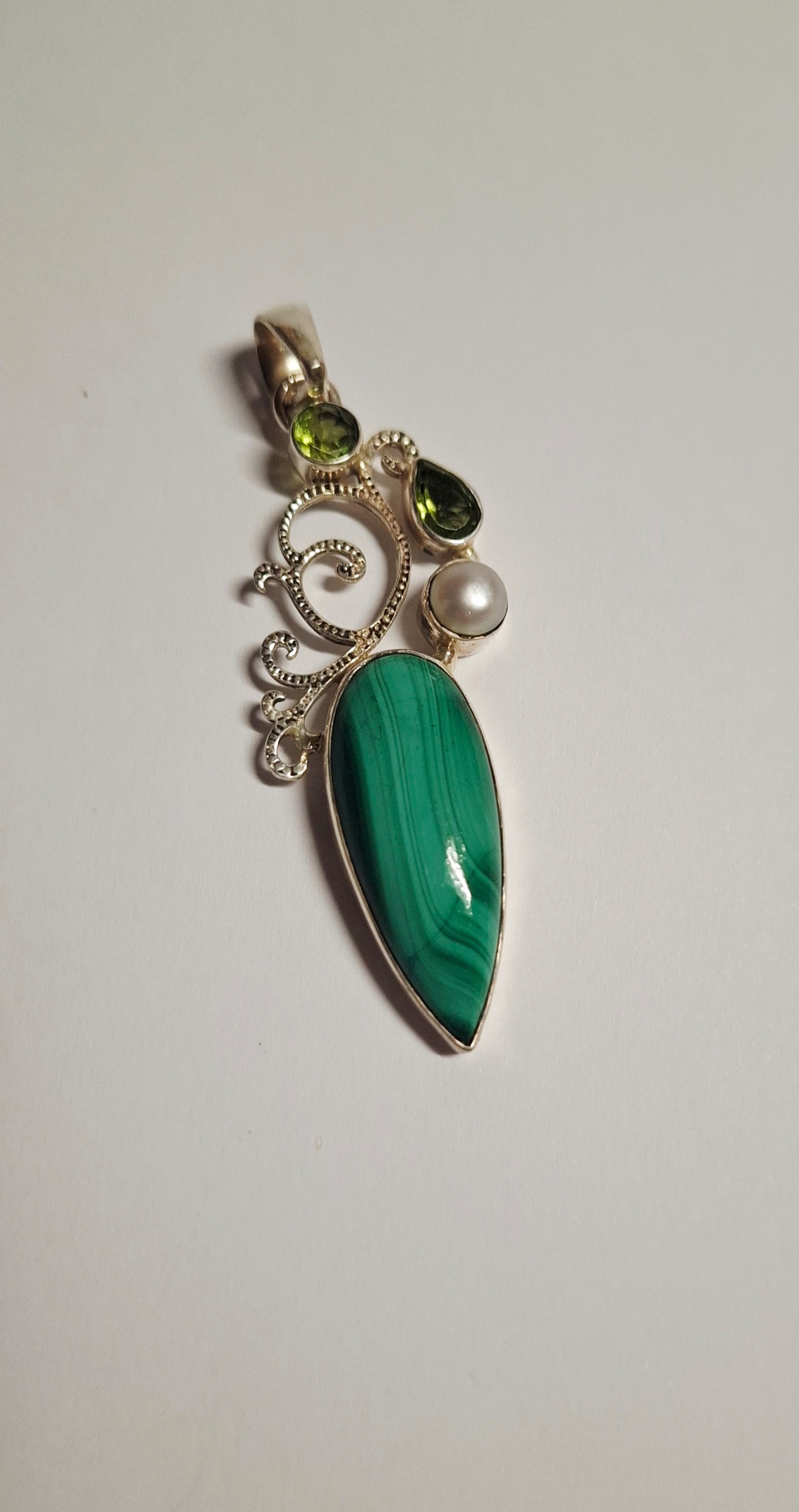 Buy Nieuwe Zilveren Hanger met Malachiet en facetgeslepen  peridoot en parel .? Bid from 75!