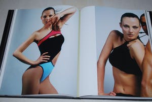 Mart Visser - Gesigneerd boekwerk 'Les Femmes' 2007, fotografie Erwin Olaf, Carli Hermes e.a. kopen? Bied vanaf 45!