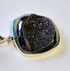 Regenboogniobium titanium druzy-hanger, kopen? Bied vanaf 40!