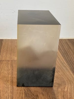 Niet of onleesbaar gesigneerd - Modernistische plexiglazen presse papier met hologram gesigneerd CK kopen? Bied vanaf 1!