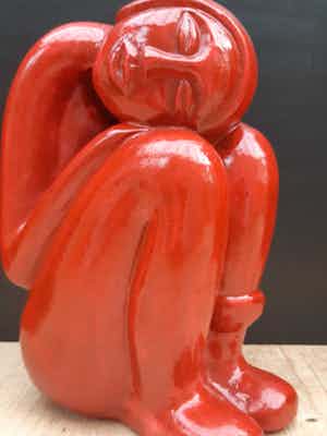 Niet of onleesbaar gesigneerd - Zeer fraai rood-geglazuurd aardewerk beeld. verkocht voor € 10!