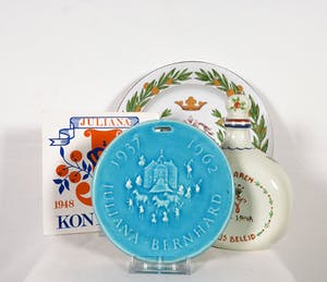 Plateelbakkerij Zuid-Holland - e.a. - Lot met Koningshuis memorabilia kopen? Bied vanaf 1!