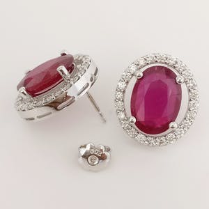 Acheter12.50ct Ruby and Diamond Earrings? Enchérissez de 1250!