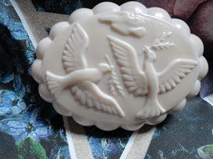 Curt Schlevogt - roze zeepdoos gedecoreerd met vredes duiven kopen? Bied vanaf 1!