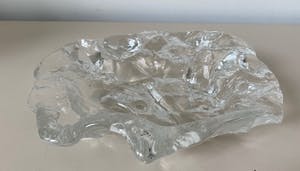 Jolanda Prinsen - Zware glazen schaal met een decor van schelpen en kokkels kopen? Bied vanaf 50!