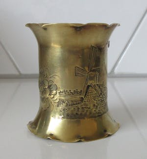 Niet of onleesbaar gesigneerd - Klaas Dijkstra Sneek - Hand gemaakt geel koperen lepelvaasje kopen? Bied vanaf 10!