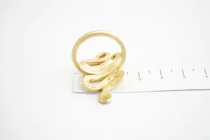 189- Vrij forse & mooi bewerkte 20 krt geel gouden "kronkelende slang" ring kopen? Bied vanaf 710!