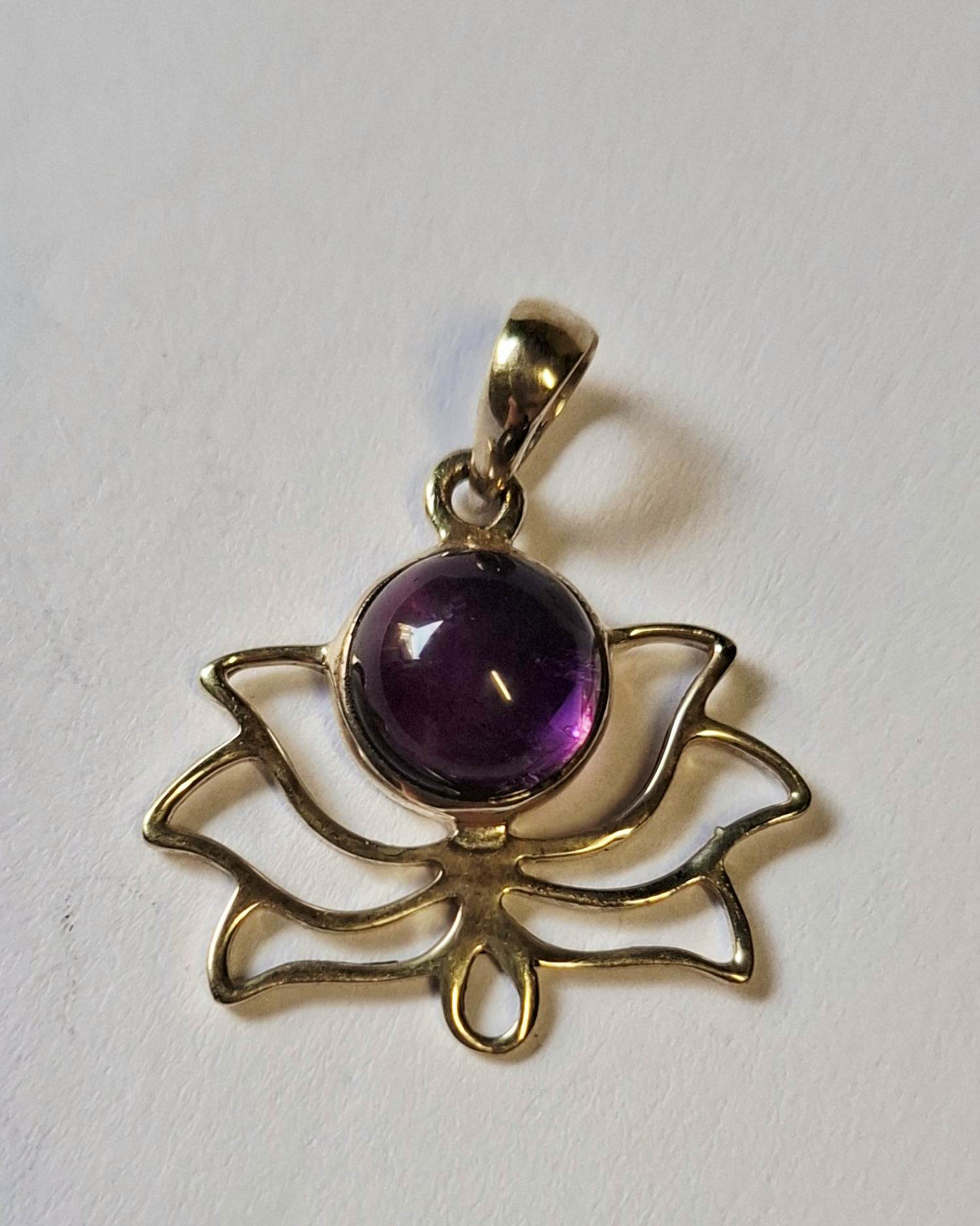 Lotus hanger gemaakt van 925 sterling zilver met een Amethist edelsteen kopen? Bied vanaf 45!