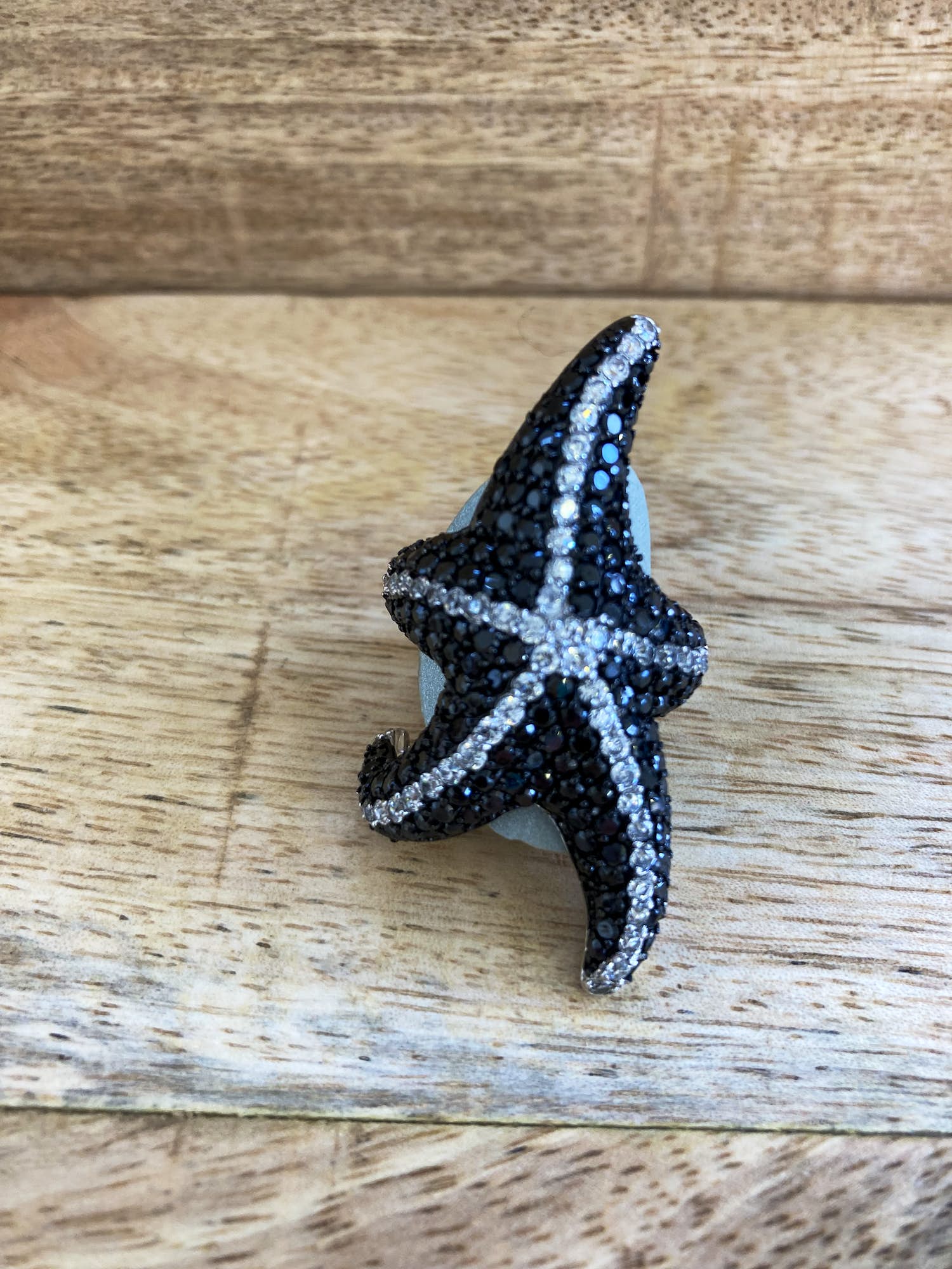Zilveren ring bezet met witte en zwarte zirkonia in vorm van een zeester kopen? Bied vanaf 21!