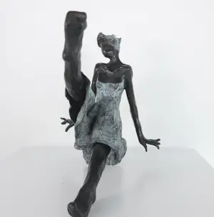 Yvon van Wordragen - Brons, Zittende vrouw in jurk kopen? Bied vanaf 500!