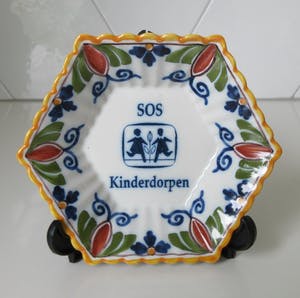 Koninklijke Tichelaar Makkum - Zeshoekig miniatuur wandbordje SOS Kinderdorpen kopen? Bied vanaf 18!