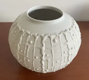 KPM Berlin - Op Art porseleinen bolvaasje kopen? Bied vanaf 45!