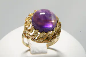 Acheter33 - 14 karaats geelgouden vintage ring gezet met cabochon geslepen amethist? Enchérissez de 440!