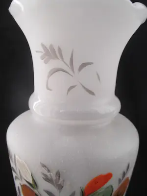 Niet of onleesbaar gesigneerd - Handgeschilderde opaline vaas 28,5 cm kopen? Bied vanaf 1!