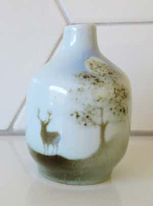 Niet of onleesbaar gesigneerd - Highbank Porseleinen Bibelotte vaasjes met afbeelding Schots winterlandschap verkocht voor € 1!