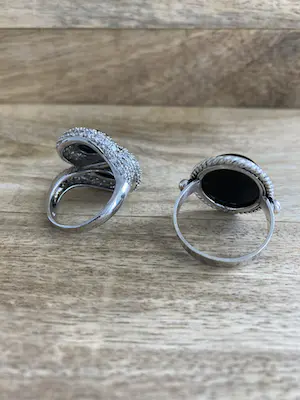 Een Lotje van twee zilveren ringen met kleurstenen en zirkonia kopen? Bied vanaf 39!