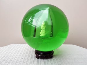 Niet of onleesbaar gesigneerd - Glazen Bol met Beeldje kopen? Bied vanaf 1!