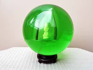 Niet of onleesbaar gesigneerd - Glazen Bol met Beeldje verkocht voor € 1!