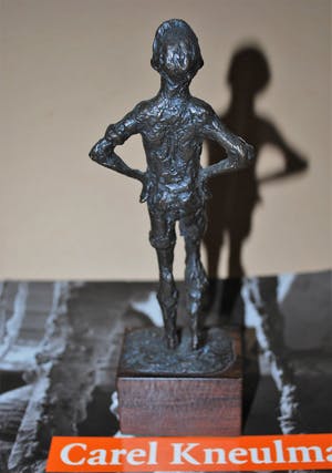 Carel Kneulman - het Lieverdje - brons - hoogte 16.5 cm - incl. kunstboek kopen? Bied vanaf 275!