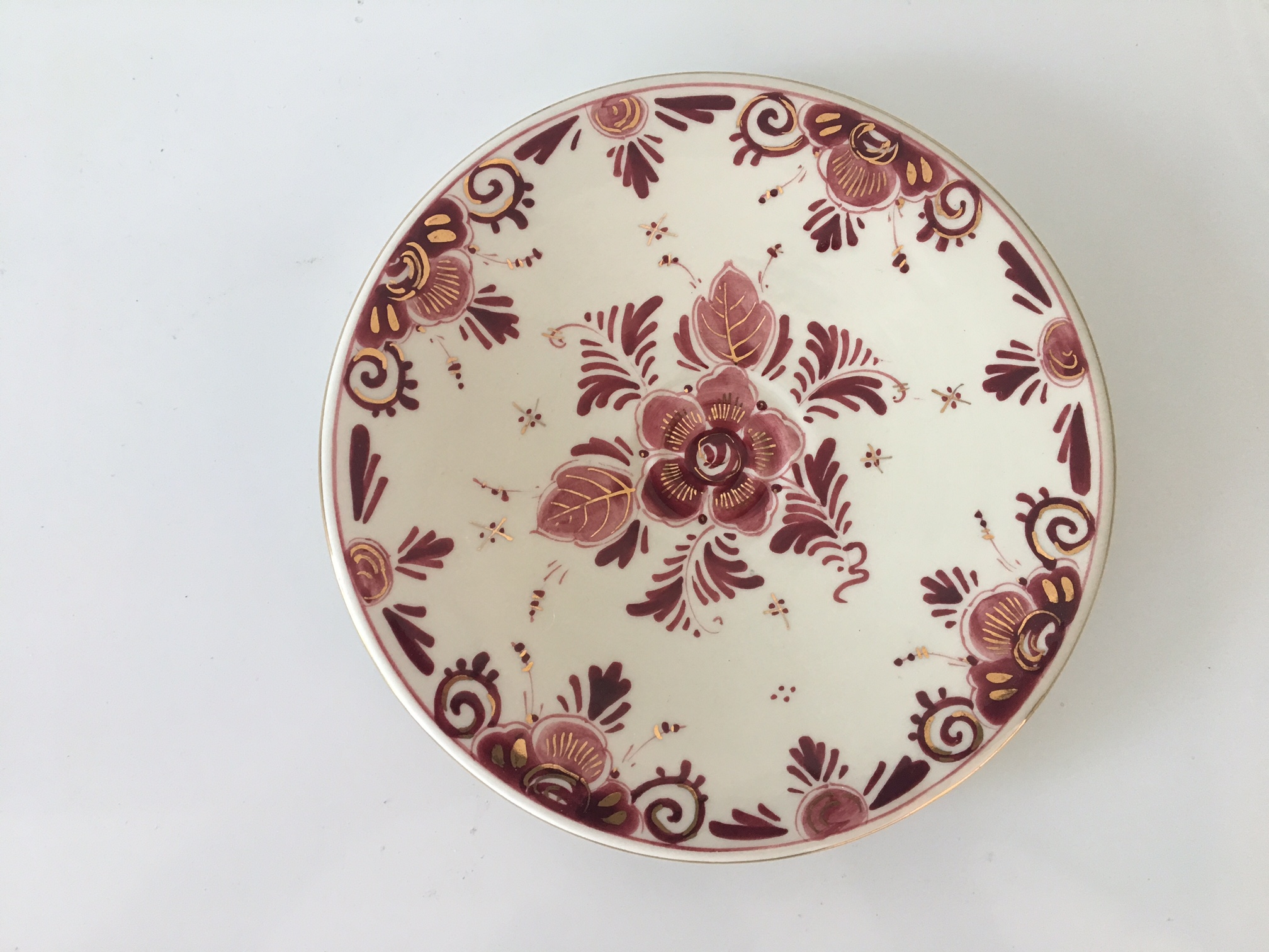 Kunstaardewerkfabriek Regina - vier platelen gebaksbordjes en twee pindaschaaltjes Delfts Rood kopen? Bied vanaf 1!