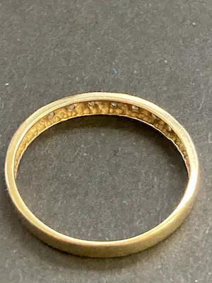 14 karaats geelgouden memoire ring met zeven diamantjes kopen? Bied vanaf 105!