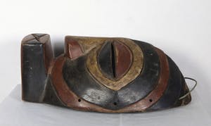 Songye - Vrouwelijk Kifwebe masker met zwart/rode banen en vierkante mond kopen? Bied vanaf 1!