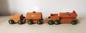 Vintage houten trein en wagon + auto van Brio uit Zweden verkocht voor € 1!