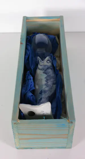 Marijke Gémessy - Haringglas 'Vis moet zwemmen' - 6 x Multiple van glas+keramiek in houten kistje kopen? Bied vanaf 250!