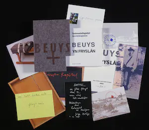 AcheterJoseph Beuys - Tentoonstellingscatalogus met postkaarten en zeefdruk op vilt, Beuys yn Fryslân? Enchérissez de 60!