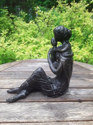 Inka Klinckhard - "Moeder zittend met kind in haar armen". kopen? Bied vanaf 150!