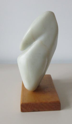 Niet of onleesbaar gesigneerd - Abstract spekstenen beeld "De Omhelzing" op houten sokkel kopen? Bied vanaf 10!