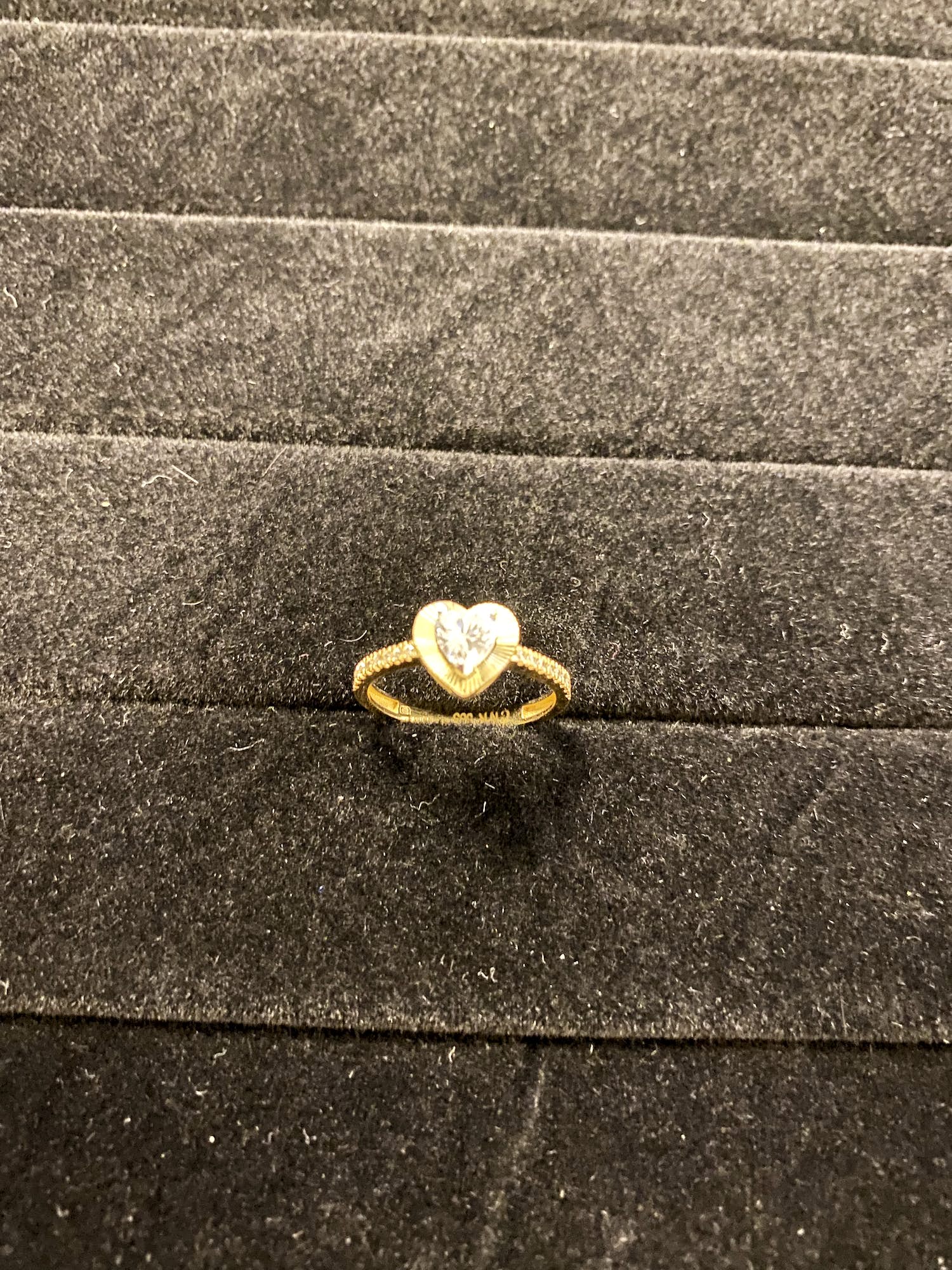Geelgouden ring met hartgeslepen zirkonia verkocht voor € 80!