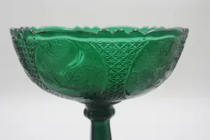 Niet of onleesbaar gesigneerd - Prachtige Emerald Green Kristalen Bokaal kopen? Bied vanaf 1!