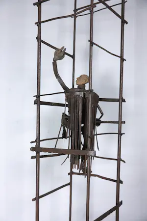 Jan Verschueren - Zeer groot beeld van schroot en terracotta, Klomopkolom kopen? Bied vanaf 750!