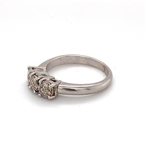 18K Goud - witgouden ring met 3 diamantclusters. maat 55,5(17,5) 5,46gr kopen? Bied vanaf 340!