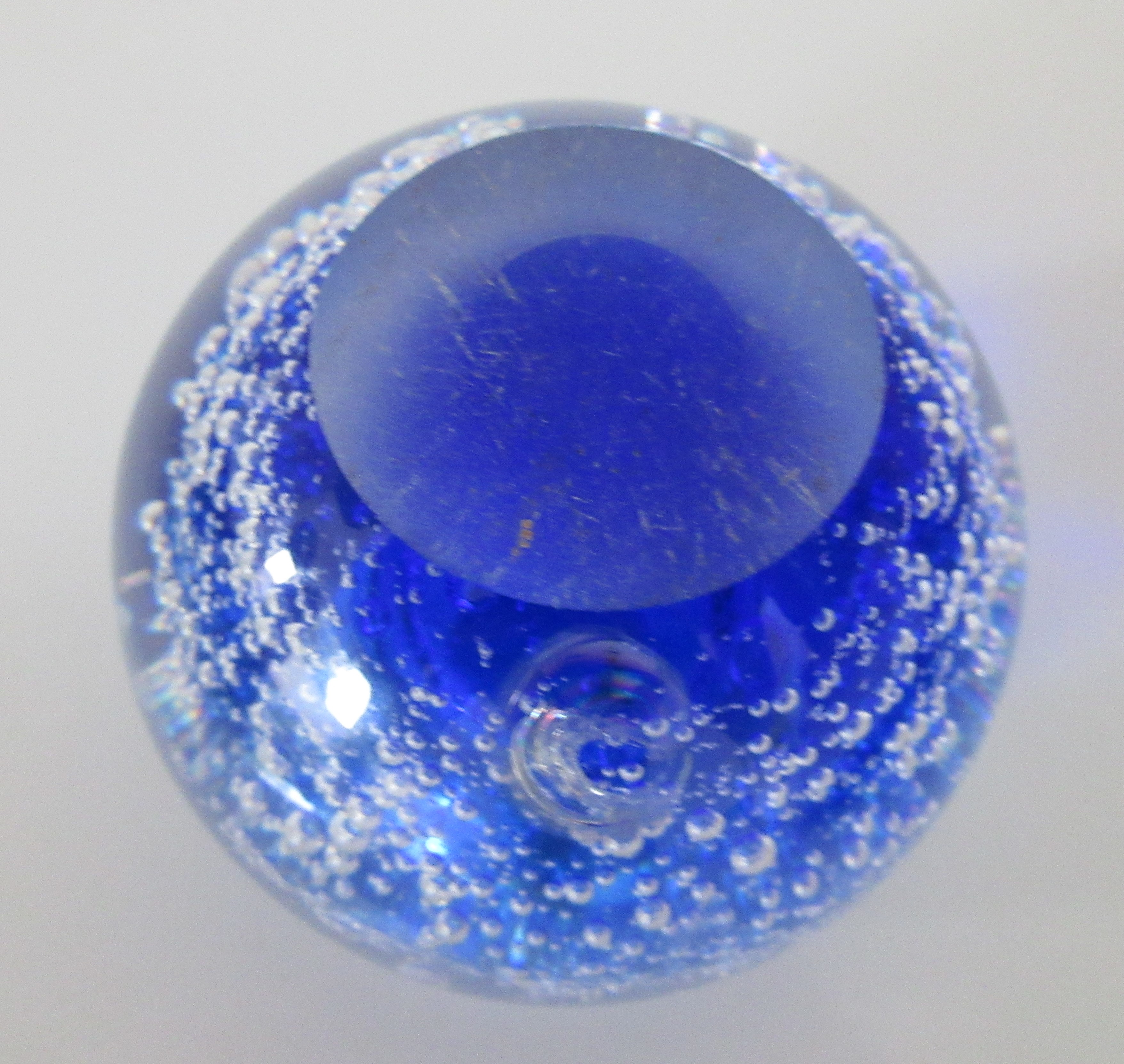 Niet of onleesbaar gesigneerd - Zware dubbelwandige blanke en blauw glazen kandelaar met bellen kopen? Bied vanaf 1!
