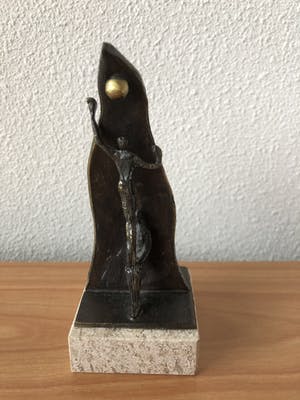 Corry Ammerlaan - Prachtig beeldje " De bal hoog houden " kopen? Bied vanaf 20!