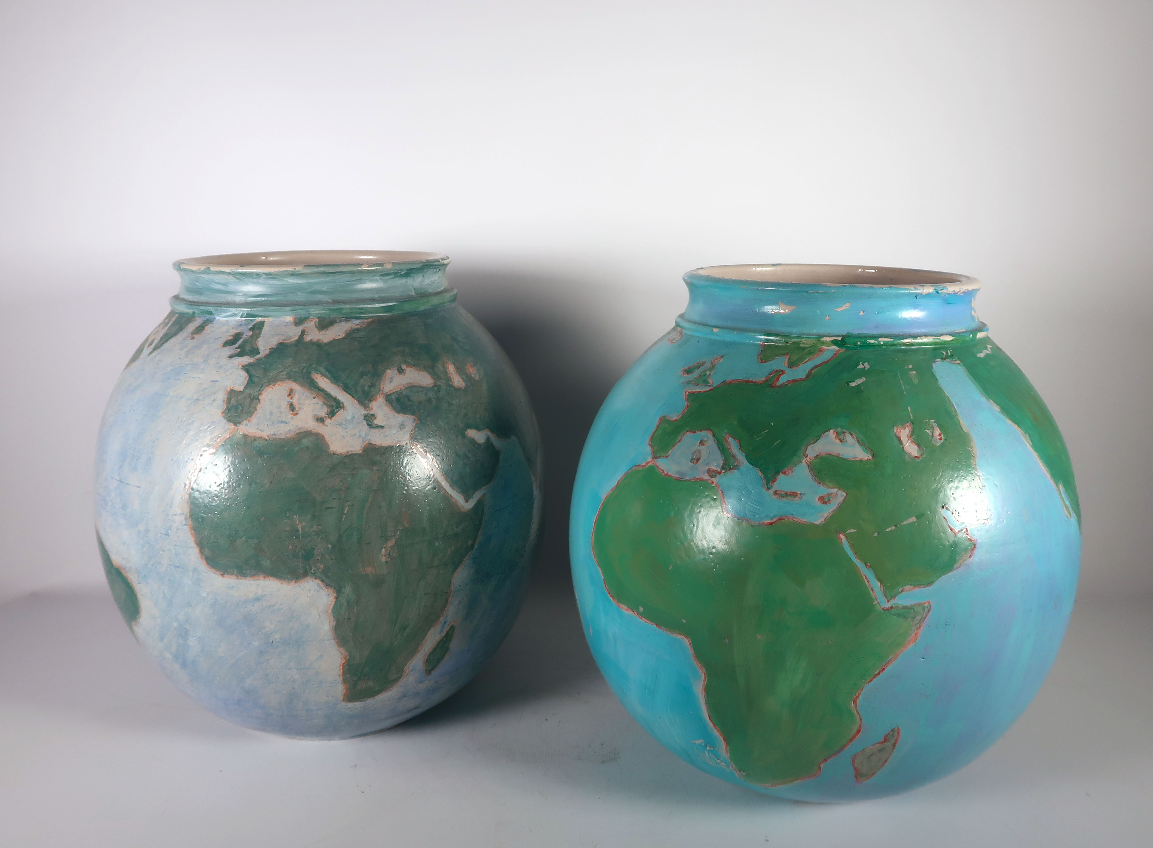 Niet of onleesbaar gesigneerd - Aardewerk, Twee wereldbol vazen verkocht voor € 1!