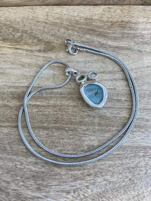 Zilveren hanger met kleurstenen en slangenketting kopen? Bied vanaf 32!