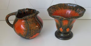 Arnhemsche Fayencefabriek - Twee oranje zwarte art deco vazen - Klaas Vet kaufen? Bieten Sie von 10!