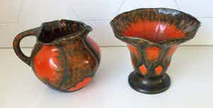 Arnhemsche Fayencefabriek - Twee oranje zwarte art deco vazen - Klaas Vet verkocht voor € 10!