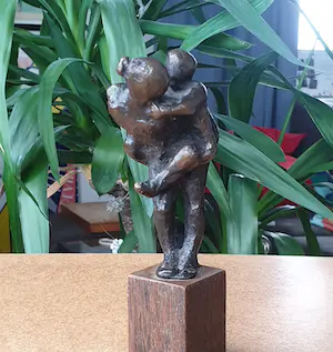 Brons (Onbekend) - Moeder met kind op rug 'Piggy back' kopen? Bied vanaf 25!