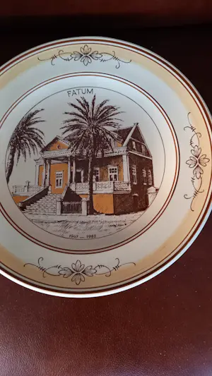 Plateelbakkerij Zenith - Wandbord villa Fatum Paramaribo 1947-1982 gesigneerd Eddy Waas kopen? Bied vanaf 25!