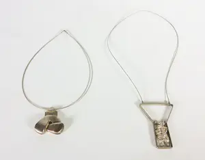 AcheterMenno Meijer - Lot van twee kettingen van roesvtrijstaal en zilver? Enchérissez de 60!