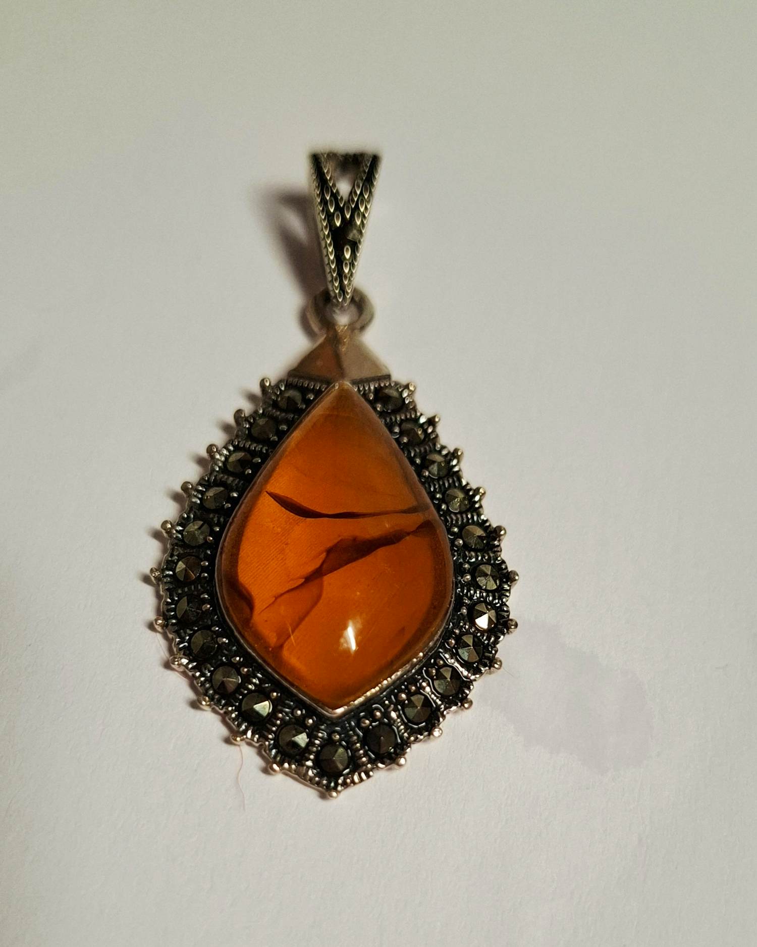 Nieuwe vintage teardrop-hanger met gouden amber en marcasiet kopen? Bied vanaf 65!