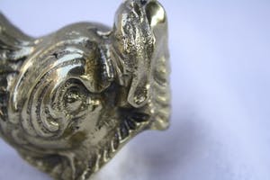 Niet of onleesbaar gesigneerd - Fraaie Oude Bronzen Vuur Vergulde Deur Klopper in Mythische Stijl. kopen? Bied vanaf 1!