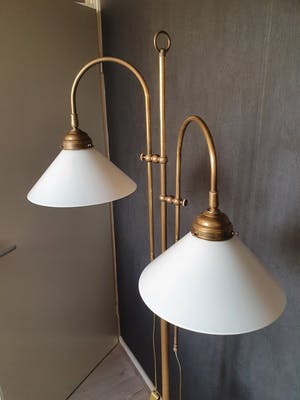 Curiosa - Dubbele koperen vloerlamp met melkglazen kappen, Art Deco stijl kopen? Bied vanaf 150!