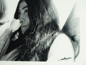 Nico Koster - Foto, John Lennon , Hilton Hotel tijdens de 'Bed-in for Peace' in '69 + Boek kopen? Bied vanaf 175!