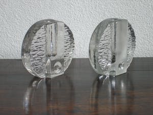 Niet of onleesbaar gesigneerd - Hein Düsterhaus - TWEE SOLIFLEUR VAASJES van kristalglas kopen? Bied vanaf 1!