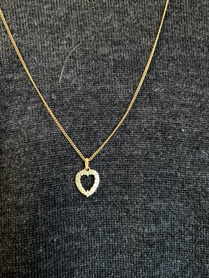 18kt gouden  parel  hart hanger, 1,64 gr.  Ketting wordt niet mee verkocht. kopen? Bied vanaf 50!